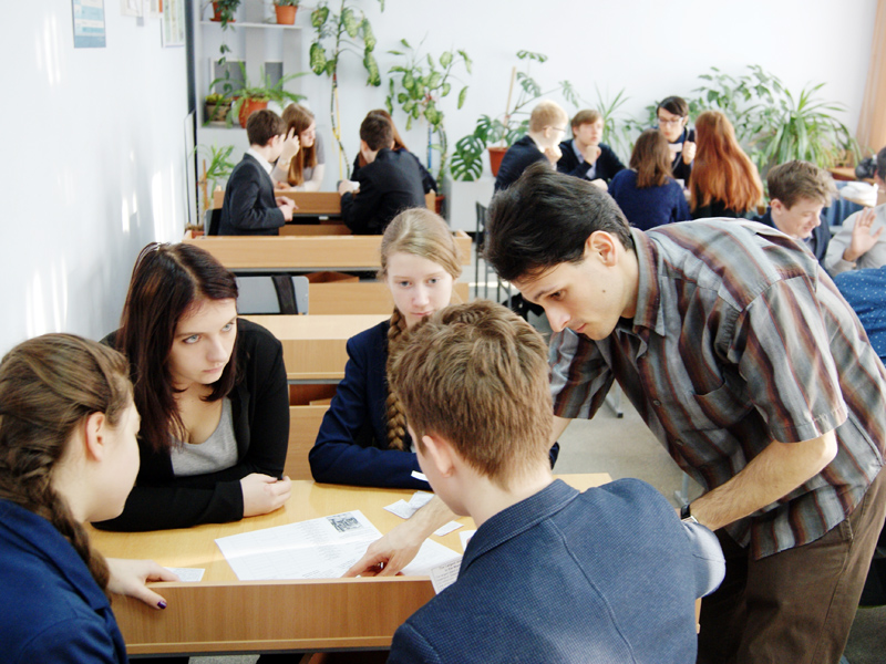 Школьники в классе. Доп занятия в школе. Занятия для детей подготовительной группы. Культурные занятия. Школьники в классе.